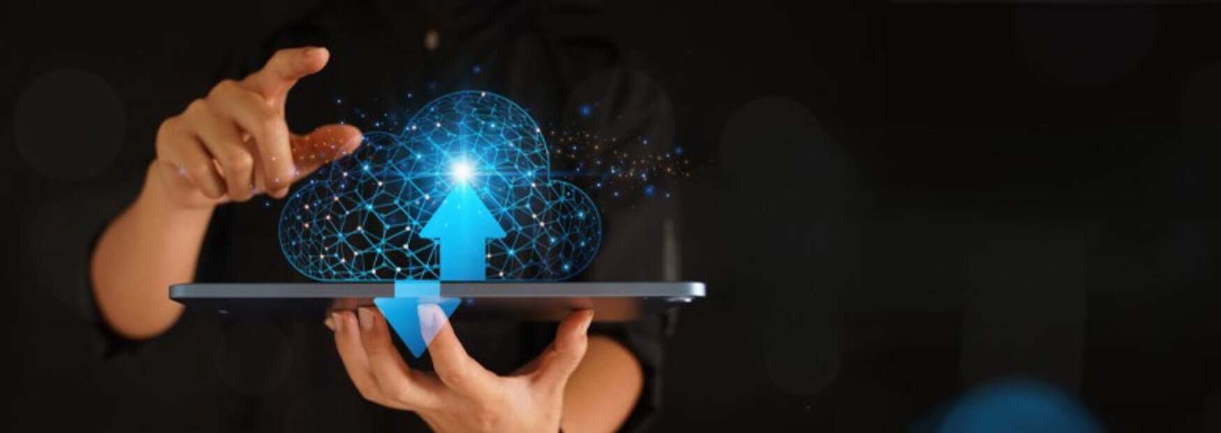 una persona tiene un tablet da cui emerge una nuvola digitale con una freccia rivolta verso l'alto, simboleggiando il cloud e la gestione dei dati