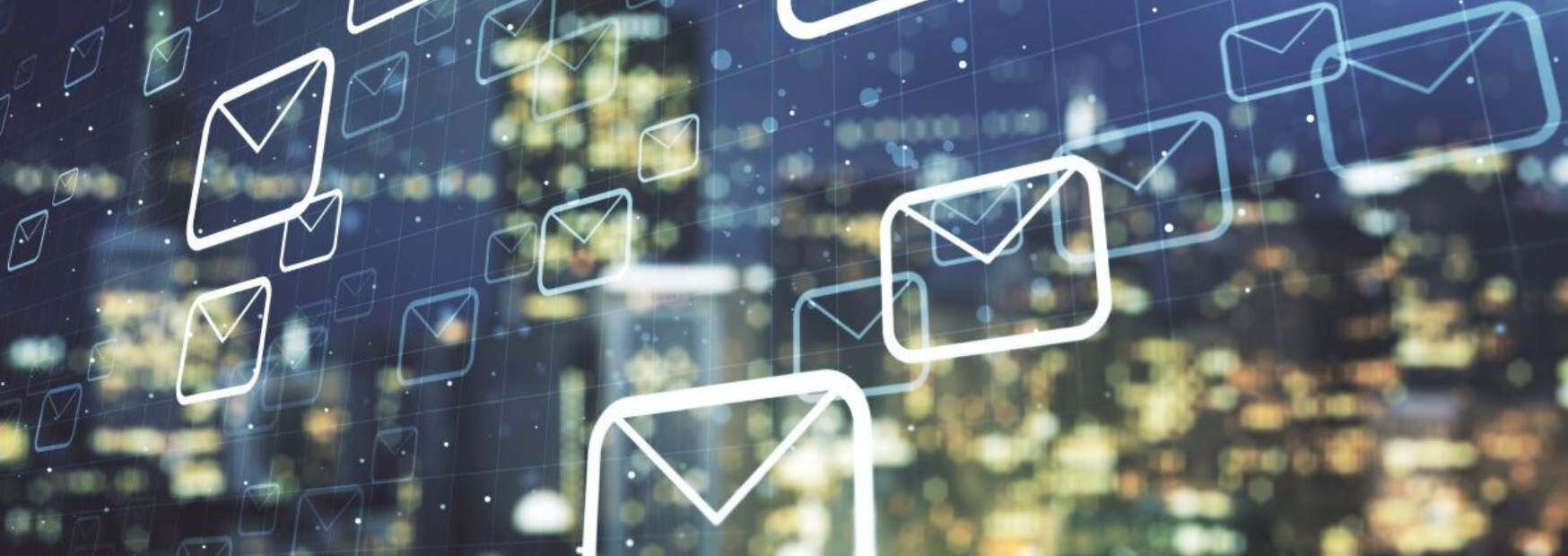 invio massivo di email sospette icone di buste da lettera digitali che fluttuano sopra una città notturna, a indicare il volume del mass phishing.