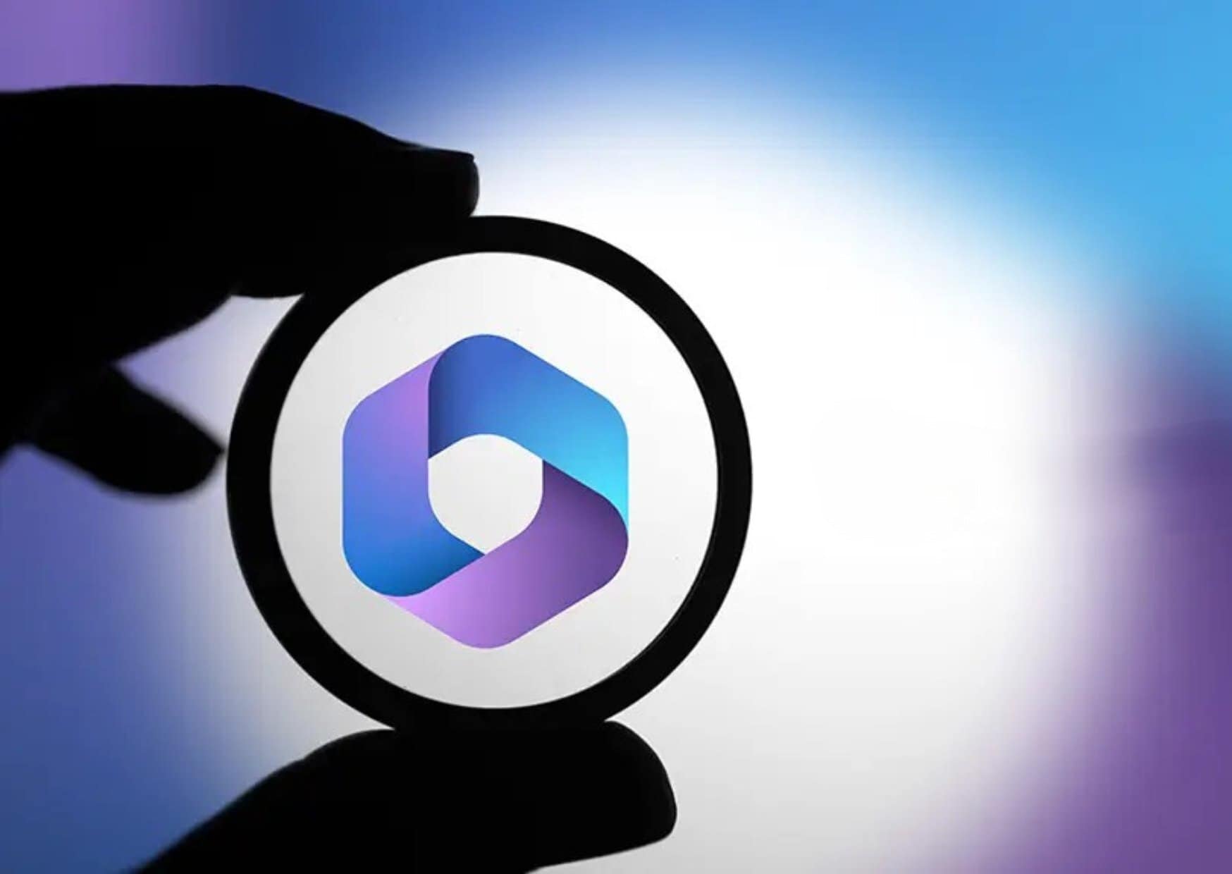 gestione identità con microsoft entra id logo di microsoft entra id su un token fisico tenuto in mano, simbolo di gestione identità sicura