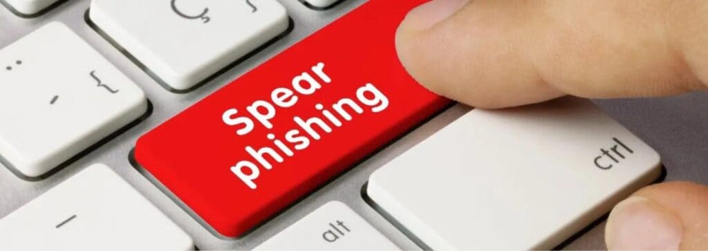 spear phishing: il pericolo dei clic mirati un dito sta per premere un tasto rosso sulla tastiera con la scritta spear phishing.