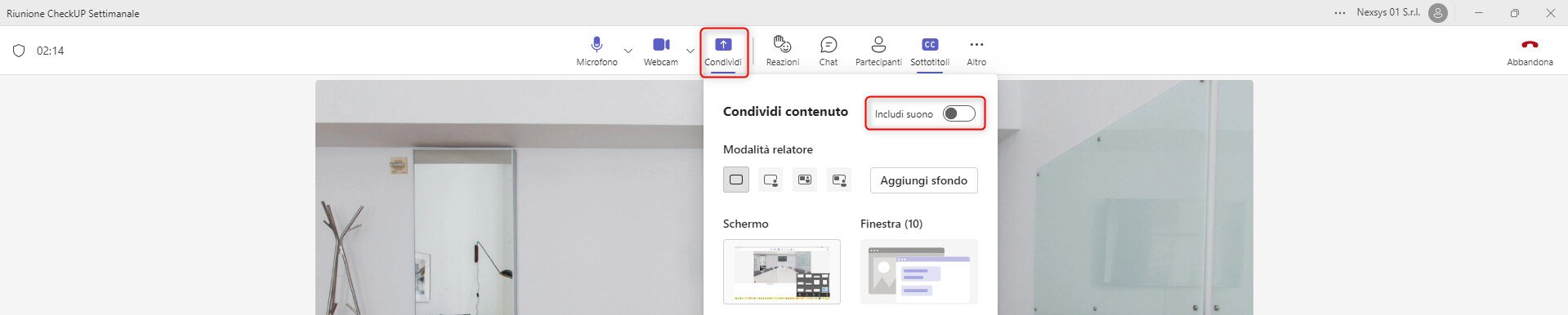 condivisione dell'audio del computer durante una riunione microsoft teams schermata del pannello condividi contenuto in una riunione di microsoft teams, con evidenziati il pulsante condividi e l'interruttore includi suono per trasmettere l'audio del computer.