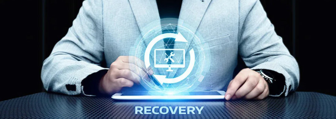disaster recovery e business continuity icona di ripristino del sistema e disaster recovery su un tablet per garantire la business continuity aziendale