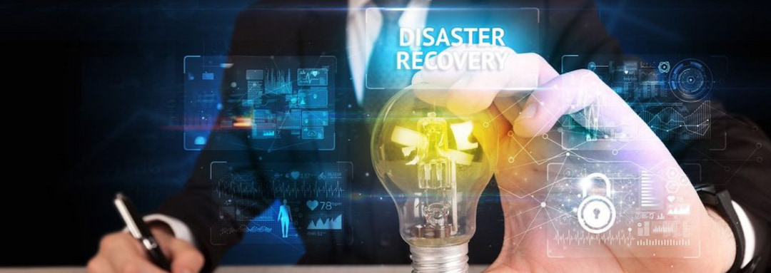 soluzioni e strategie di disaster recovery rappresentazione concettuale con lampadina e lucchetto di sicurezza per un piano di disaster recovery efficace